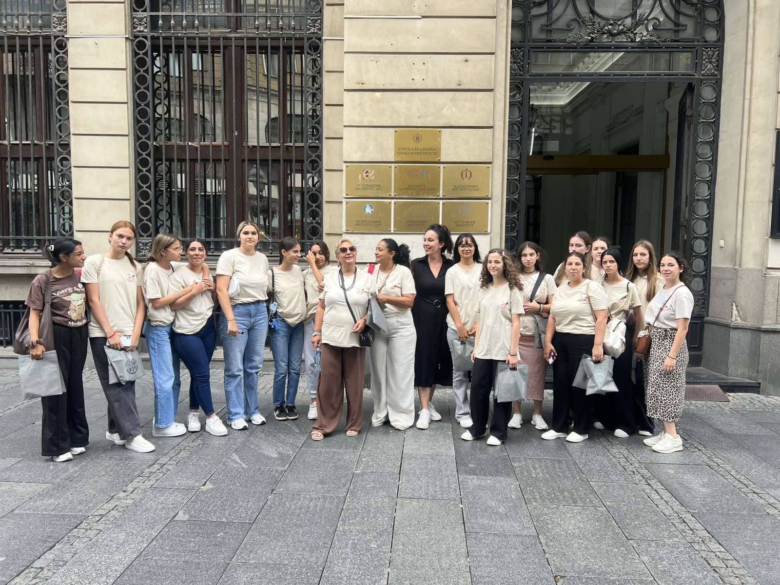 Učesnice programa „Ja odlučujem“ u poseti Etnografskom institutu SANU
